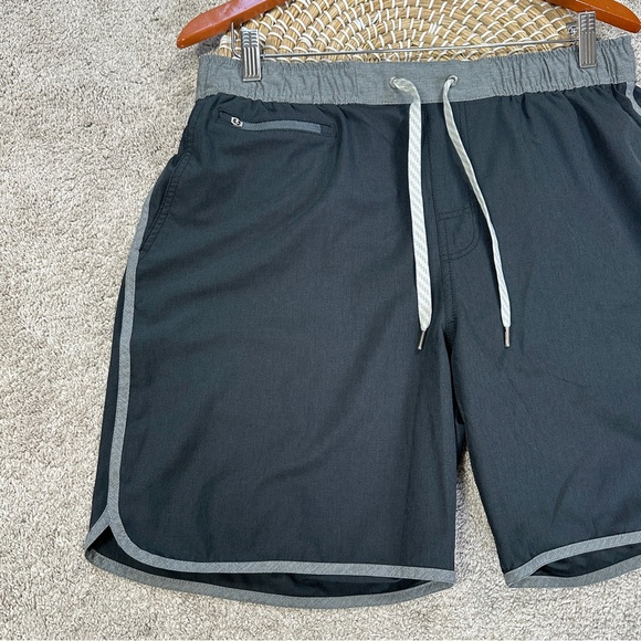 SOLD | Vuori Men’s Banks Shorts Pull On 7” Unlined Athletic in Black Gray XL - Picture 3 of 14